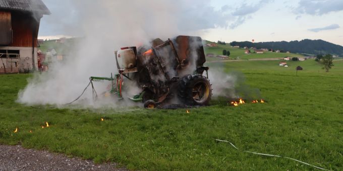 Steinegg AI: Siloballenpresse in Brand geraten Siloballenpresse in Brand geraten
