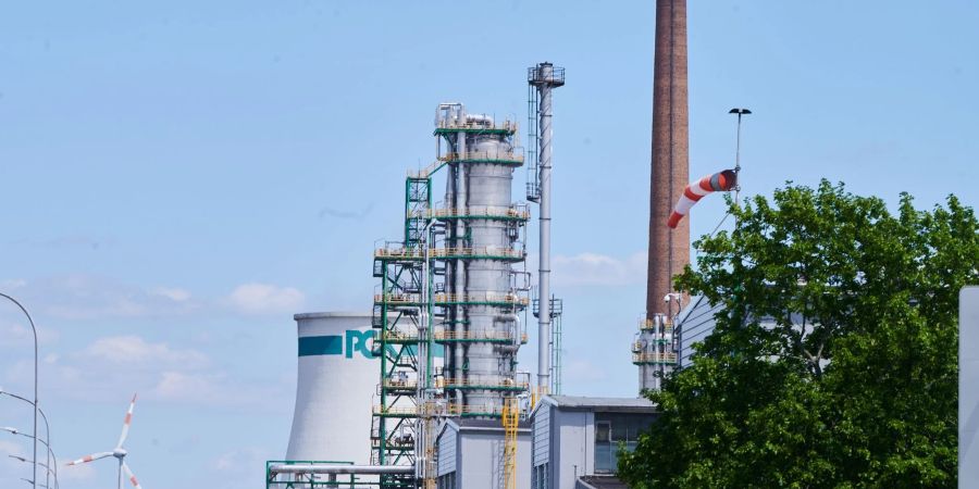 Die Bundesregierung gibt der PCK-Raffinerie im brandenburgischen Schwedt eine Produktionsgarantie für die nächsten Jahre.