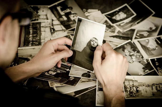 Erinnerungen können helfen, Trauer zu überwinden. Mann Fotos alt braun schwarz-weiss