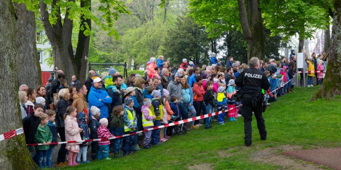 Grosses Interesse bei der Vorführung der Diensthundegruppe der Kapo AR.