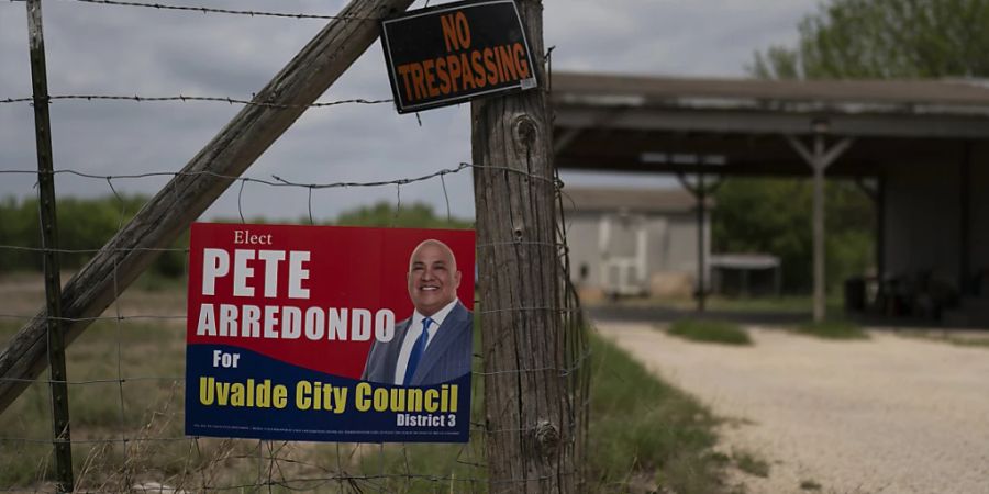 ARCHIV - Ein Wahlkampfschild für Pete Arredondo, Polizeichef des Uvalde Consolidated Independent School District, hängt an einem Zaun. Foto: Jae C. Hong/AP/dpa