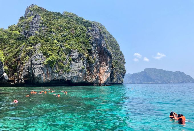 Die Unterwasserwelt des Phi-Phi-Archipels ist ein Paradies für Schnorchler. Meer Schnorcheln türkis Felsen Thailand