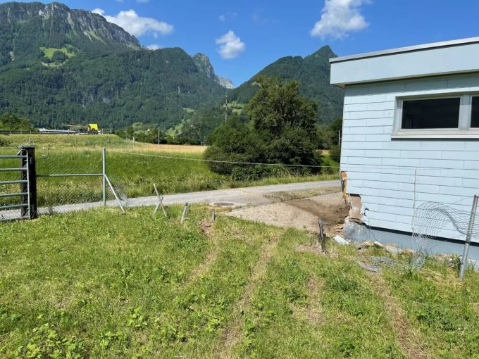 Das Auto touchierte beim Unfall ein Haus der Abwasserwerke. Unfall