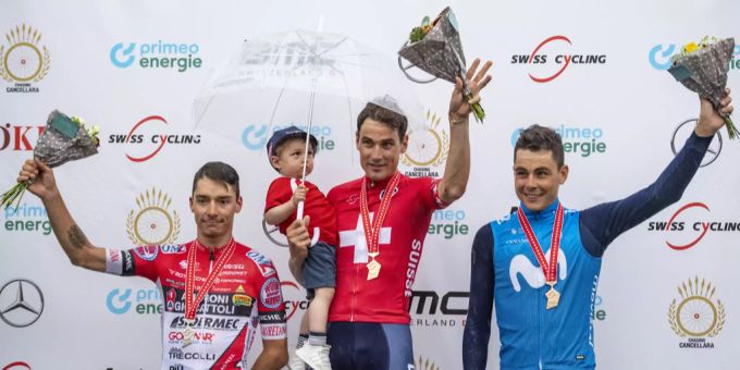 Silvan Dillier (Mitte) holte sich im Strassenrennen der Männer vor Simon Pellaud (links) und Johan Jacobs (rechts) den Schweizer Meistertitel. dillier reusser