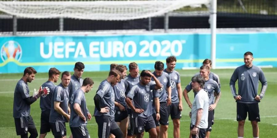 Kombination aus angespannter Arbeit und lockeren Übungen: Bundestrainer Joachim Löw (M) leitet das Training seiner Mannschaft. Foto: Christian Charisius/dpa