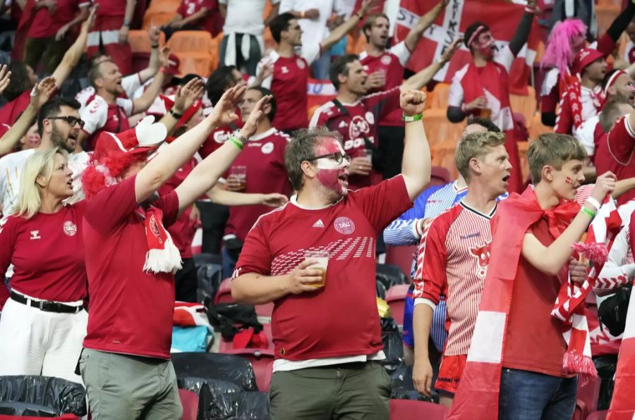 Die Dänen-Fans haben in Amsterdam klar die Oberhand.