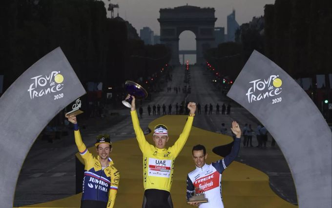 Primoz Roglic, Gesamtsieger Tadej Pogacar und Richie Porte (v.l.n.r.) feiern im Ziel der Tour de France 2020. Tour de France Pogacar