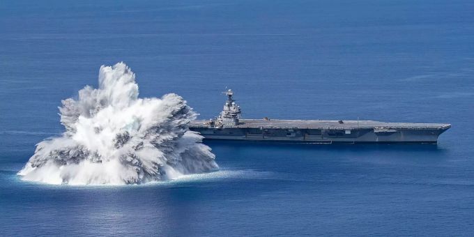 Erdbeben ausgelöst - USA testet neusten Flugzeugträger mit Megabombe