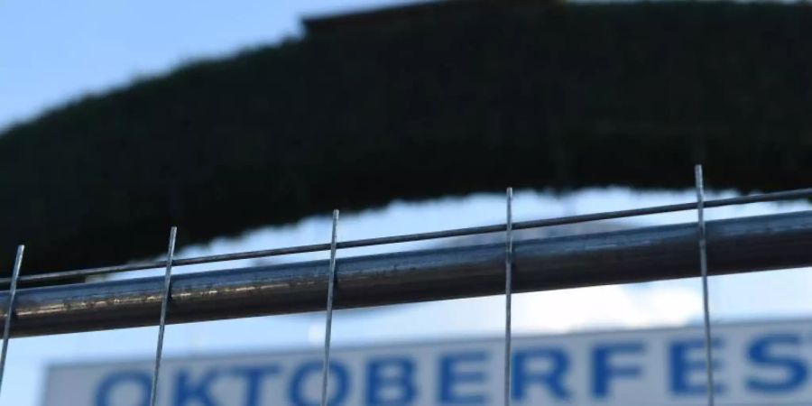 Das Oktoberfest in München fällt wegen der Covid-19-Pandemie in diesem Jahr zum zweiten Mal aus. Foto: Felix Hörhager/dpa
