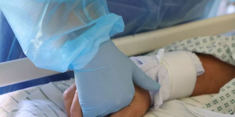 Pflegekraft und Patient in Magdeburg