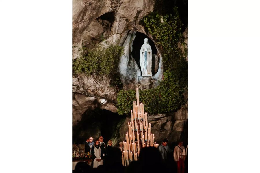 Vielerorts haben Höhlen auch eine kultische Bedeutung. Die Mariengrotte in Lourdes ist nur ein Beispiel für die religiöse Nutzung von Höhlen und Grotten.