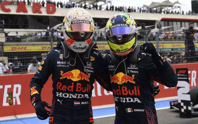Doppelschlag: Max Verstappen und Sergio Perez bejubeln die Plätze 1 und 3 für Red Bull Racing beim Frankreich-GP der Formel 1. Red Bull Verstappen Perez