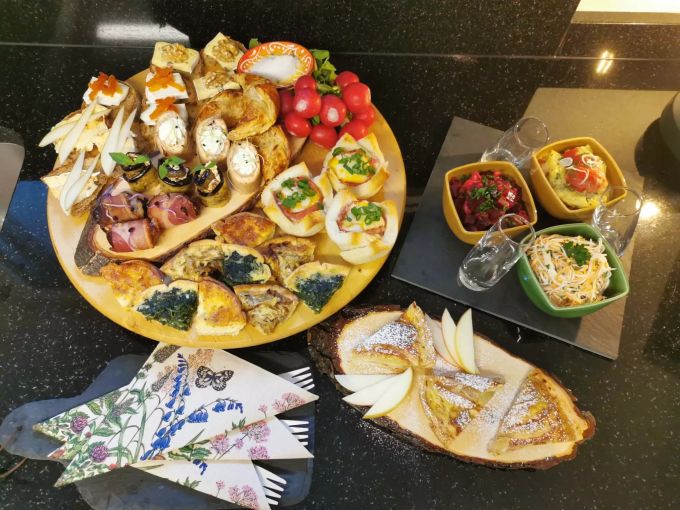 Geniessen Sie die warmen Sommerabende mit einer Apéro-Platte auf der Terrasse des Märtkafis. Märtkafi