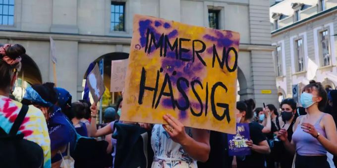 Ziemlich hässig sollen auch einige Teilnehmerinnen geworden sein, als sie am Frauenstreik die SVP-Nationalräte beim Feierabendbier antraffen. frauenstreik