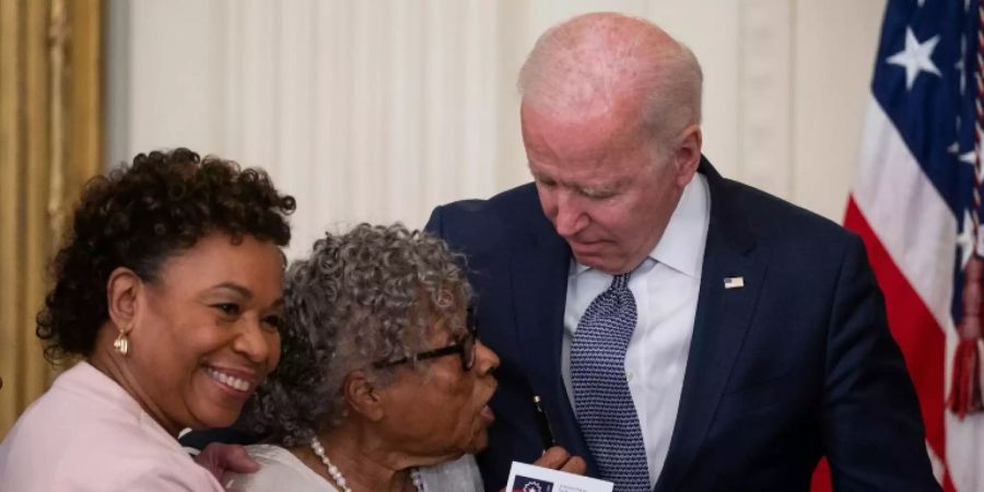 Bürgerrechtsaktivistin Opal Lee (Mitte) mit Präsident Biden bei der offiziellen Einführung von «Juneteenth» als Nationalfeiertag