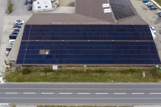 Eine Photovoltaik-Anlage auf dem Dach des Hofladens auf einem Feld des Spargelhofs der Jucker Farm, fotografiert am 30. März 2020 in Rafz, Kanton Zürich. Photovoltaik Landwirtschaft