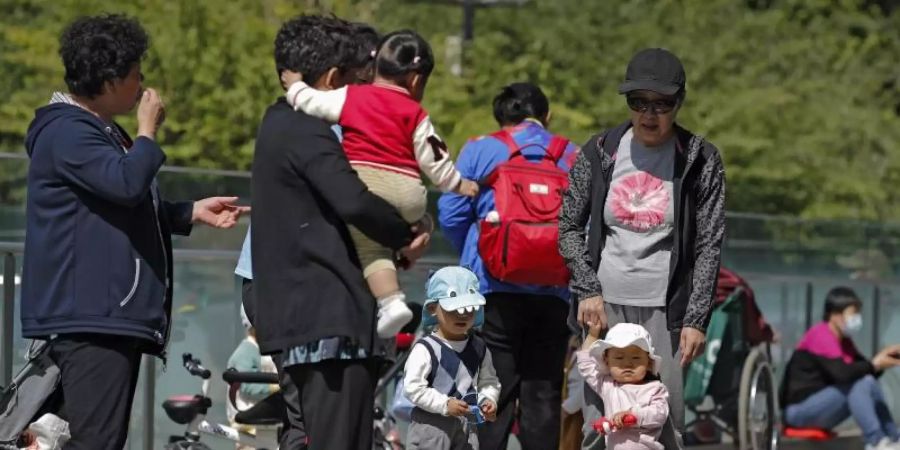 China hat bereits seine Familienpolitik gelockert und erlaubt Paaren künftig drei Kinder. Foto: Andy Wong/AP/dpa