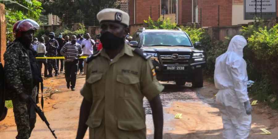 Polizisten am Ort des Anschlags in Kampala