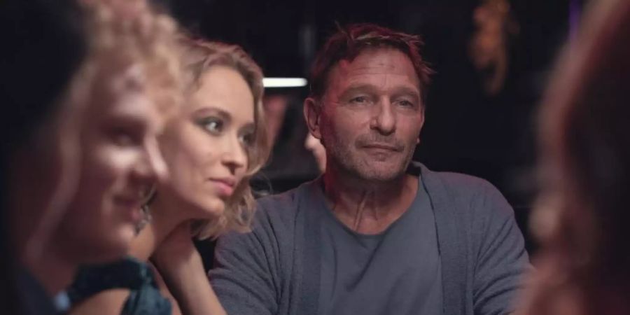 Thomas Kretschmann und Caro Cult in einer Szene aus der zweiten Staffel von «Biohackers». Foto: Marco Nagel/Netflix/dpa