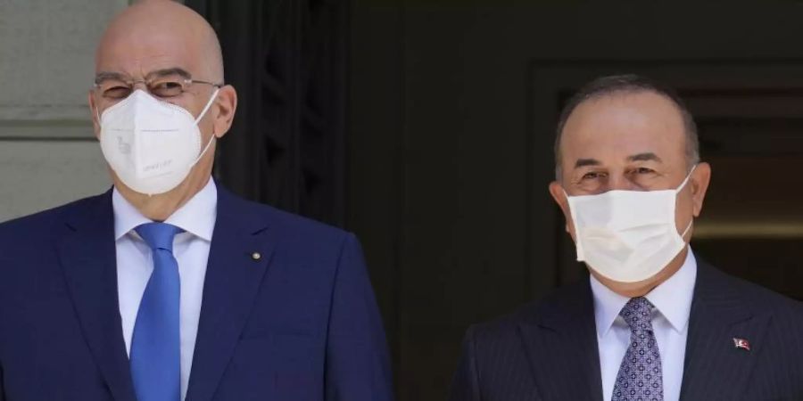 Nikos Dendias (l) und Mevlüt Cavusoglu stellen sich nach ihrem Treffen den Fragen der Journalisten. Foto: Thanassis Stavrakis/AP/dpa