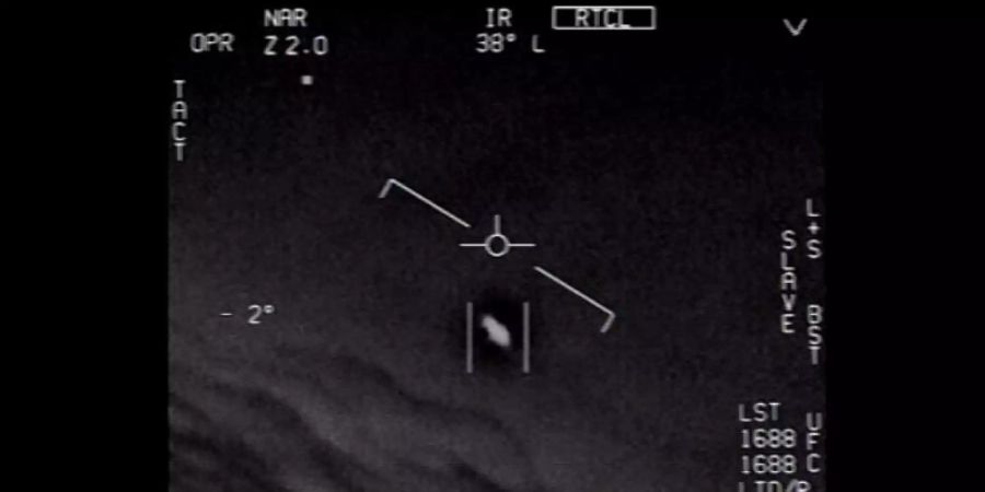 Das Standbild eines vom US-Verteidigungsministerium veröffentlichten Videos zeigt ein unidentifiziertes Flugobjekt, das von Piloten der US-Marine gesichtet wurde. Foto: U.S. Department of Defense/dpa