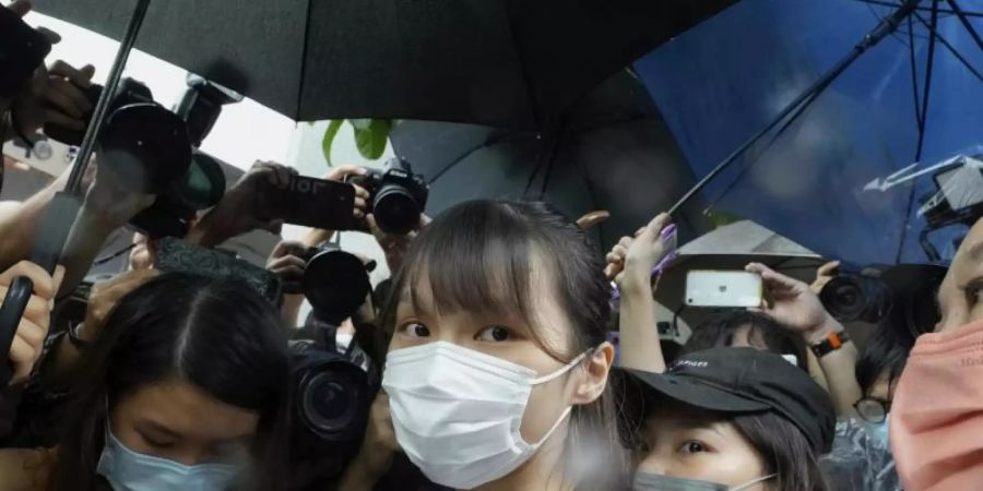 Chow wurde als studentische Anführerin in den inzwischen aufgelösten politischen Gruppen Scholarism und Demosisto bekannt, zusammen mit anderen freimütigen Aktivisten wie Joshua Wong und Ivan Lam. Foto: Vincent Yu/AP/dpa