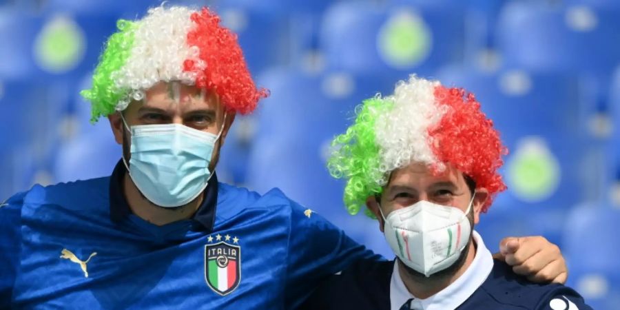 Noch mit Maske: Italienische Fussballfans in Rom