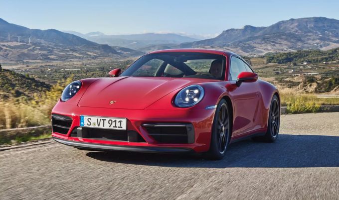 Die Front wurde aus dem Sport Design-Paket für den GTS übernommen und mit schwarzen Details versehen Porsche 911 Carrera GTS
