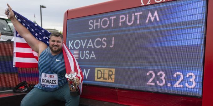 Joe Kovacs schafft fast den Weltrekord im Kugelstossen. Joe Kovacs