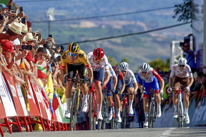 Favorit Primoz Roglic (vorne) büsst seinen Vorsprung in der fünften Vuelta-Etappe ein. Spain Cycling La Vuelta