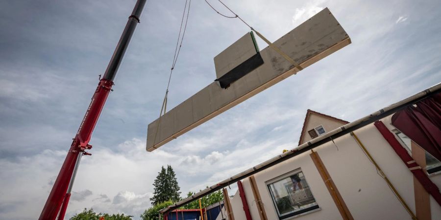 Das Material kommt verzögert, die Baustelle wirkt verwaist? Dann können das Indizien für Zahlungsschwierigkeiten Ihrer Baufirma sein.