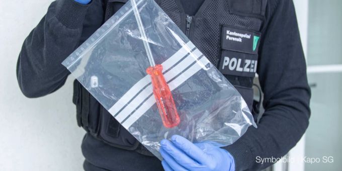 Bei den Einbrüchen wurde Bargeld im Wert von mehreren tausend Franken entwendet.