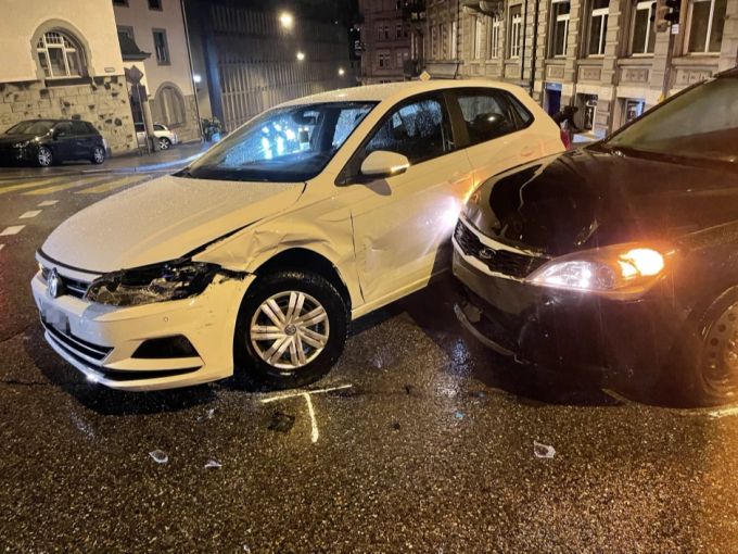 An den Fahrzeugen entstand erheblicher Sachschaden. Sachschaden