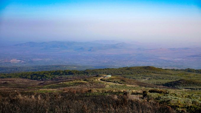 Auf Mount Kenya verzaubert die Landschaft mit einem Blick über das weite Land. Ausblick Landschaft Kenia Mount Kenya