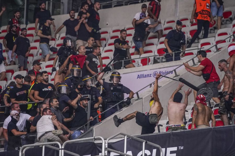 Anhänger von OGC Nizza (li.) und dem 1. FC Köln geraten im Stadion aneinander.