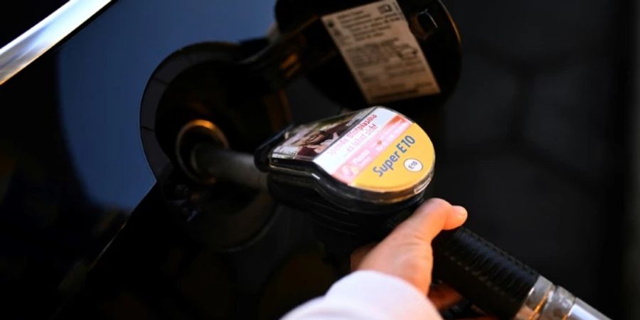 Autofahrerin an einer Tankstelle in Dortmund Anfang Juni
