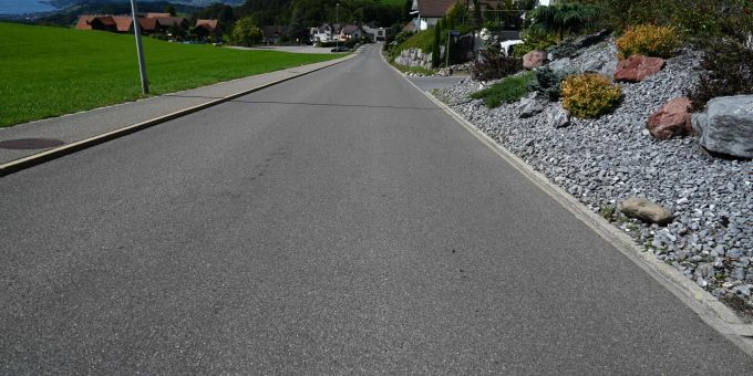 Uetliburg: E-Bike prallt in Auto - Unfallstelle Uetliburg: E-Bike prallt in Auto