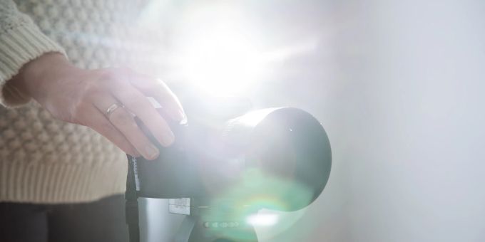 Es werde Licht: Ein potenter Blitz erweitert die fotografischen Möglichkeiten erheblich – sollte aber überlegt und wohl dosiert zum Einsatz kommen. Kamera Blitz Hand Person Fotografie