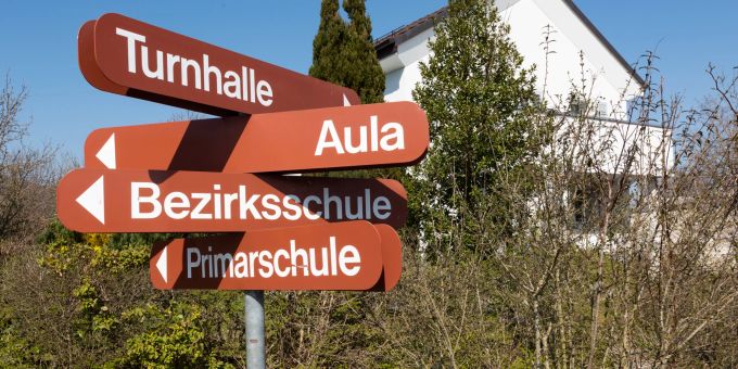 Die Gemeinde Schinznach bietet ein umfassendes Schulangebot von Primar- bis Oberstufe, sowie Bezirksschule. Die Gemeinde Schinznach bietet ein umfassendes Schulangebot von Primar- bis Oberstufe, sowie Bezirksschule.