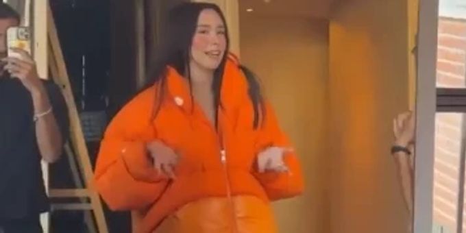 Dicke Jacke - Versteckt Hunziker-Tochter Aurora hier Babybäuchlein?