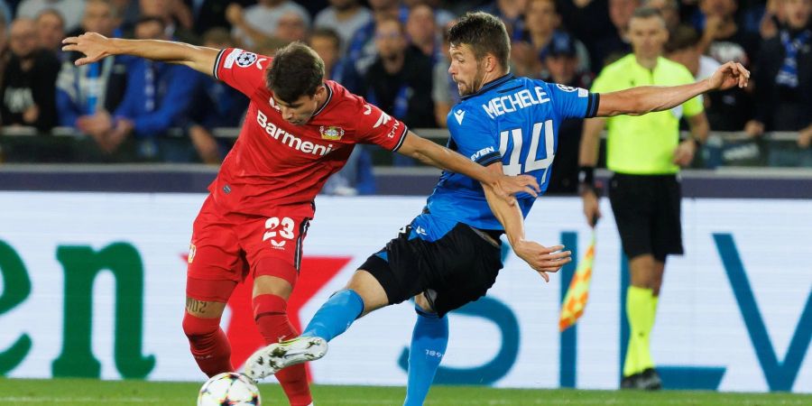 Der Leverkusener Adam Hlozek kämpft mit Brandon Mechele (r) vom FC Brügge um den Ball.