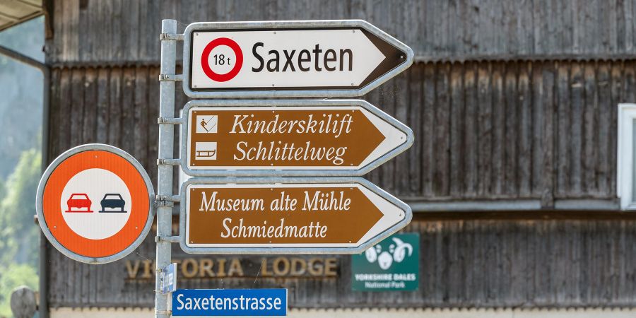 Ein Strassenwegweiser Richtung Saxeten in Wilderswil.