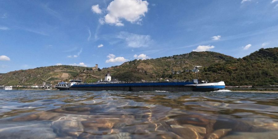 Ein Frachtschiff passiert Kaub mit der Zollburg Pfalzgrafenstein. Starke Niederschläge im Süden haben zu einem Anstieg der Pegelstände am Mittelrhein geführt.