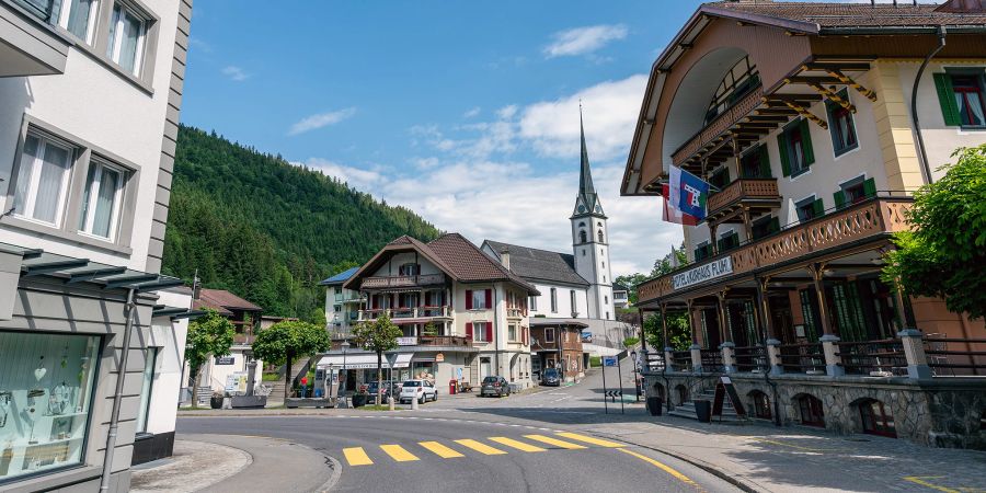 Die Dorfstrasse und das Dorf Flühli. Rechts das historische Flühli Hotel Kurhaus.