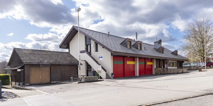 Die Gemeindeverwaltung und das Feuerwehrmagazin von Auenstein. Die Gemeindeverwaltung und das Feuerwehrmagazin von Auenstein.