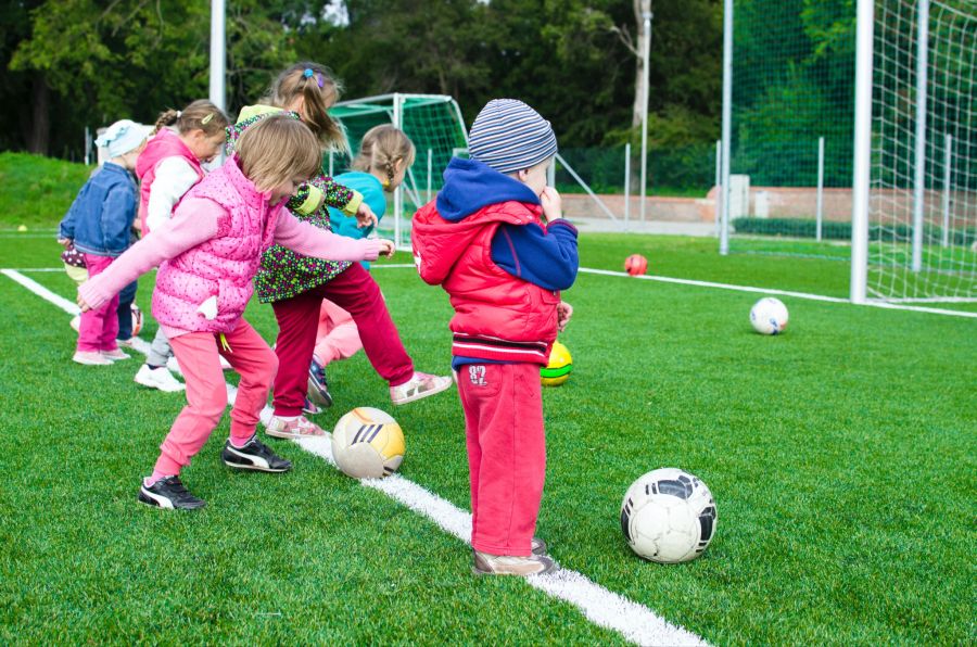 Fussball Feld Tor Kinder rosa Mädchen Junge