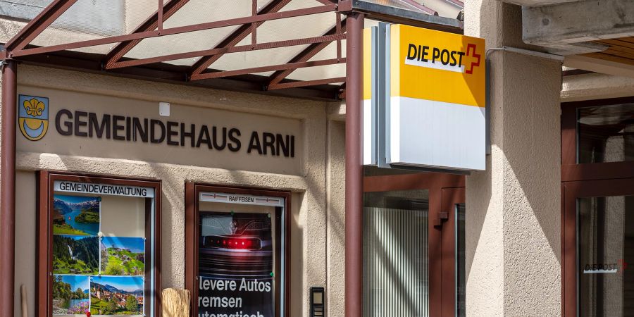 Das Gebäude der Gemeindeverwaltung und der Post von Arni (BE).