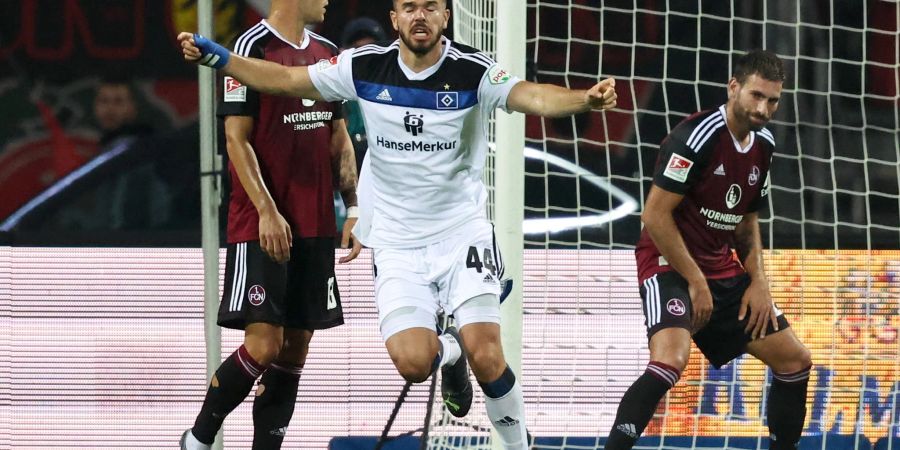 Mario Vuskovic (M) jubelt über seinen Treffer zum 1:0 für den HSV in Nürnberg.