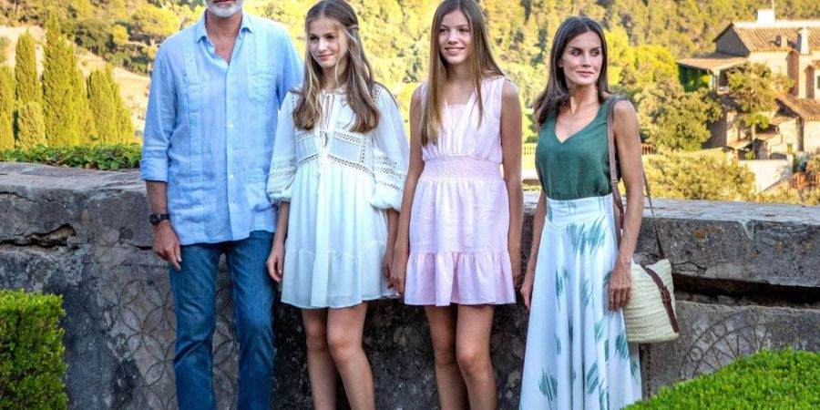 König Felipe VI. mit seinen beiden Töchtern, Prinzessin Leonora und Sofia, und seiner Frau Königin Letizia (v.l.n.r).