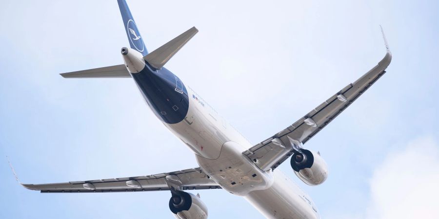 Ein Flugzeug der Fluggesellschaft Lufthansa startet am Flughafen Berlin Brandenburg (BER).